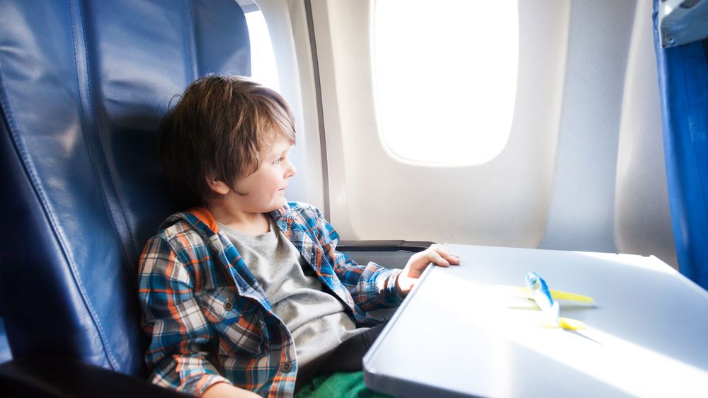 Čtyřletý autista se dostal na blacklist aerolinek. Kvůli roušce